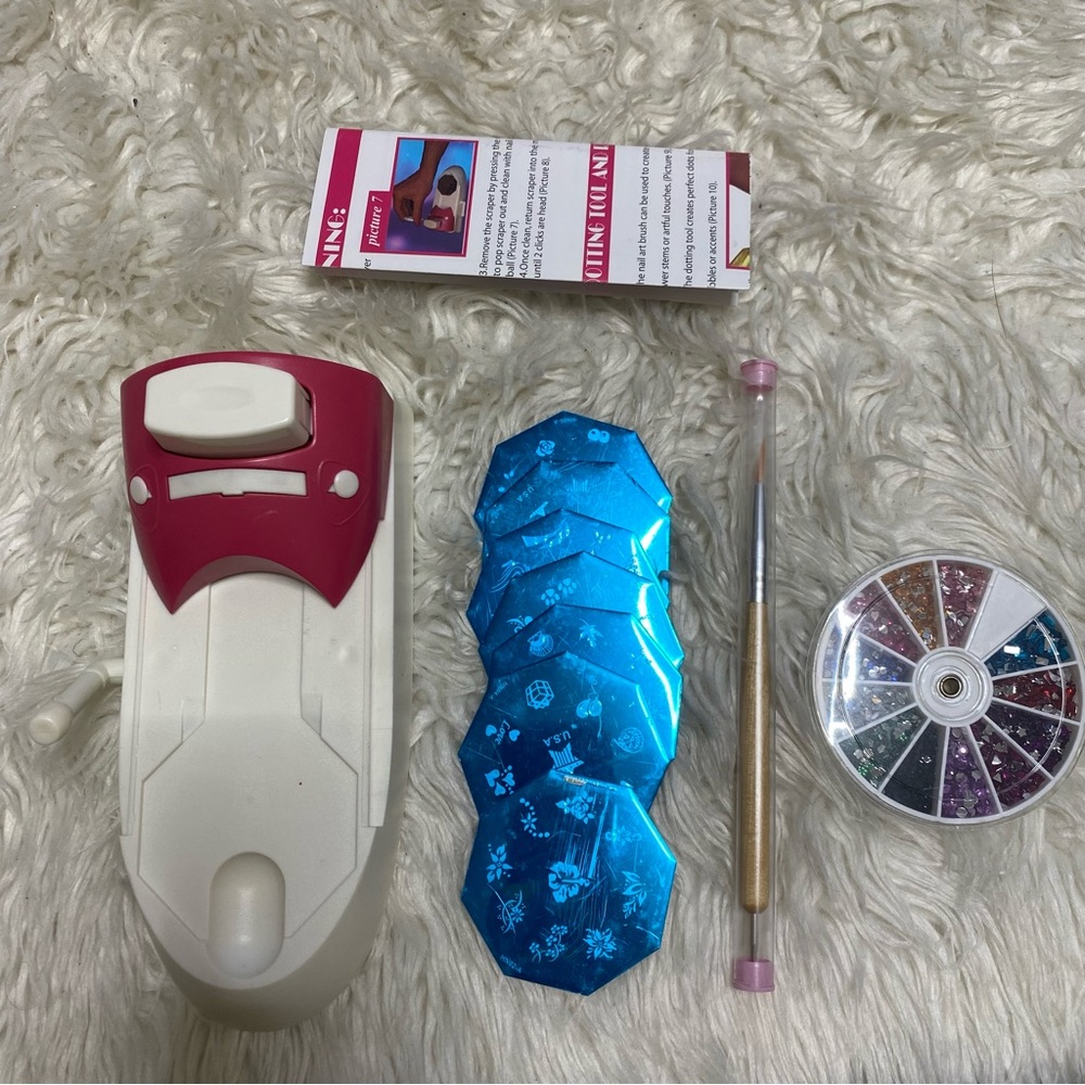 Nail designing kit